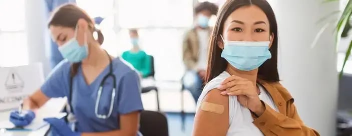 女性完成 HPV 疫苗接種後展示針口，用於預防子宮頸癌