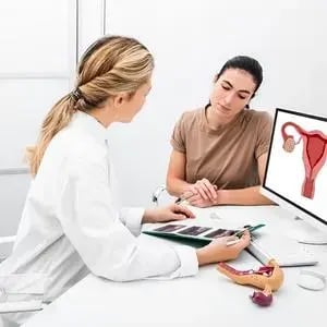 医生利用子宫模型向病人讲解子宫颈健康及相关预防资讯。