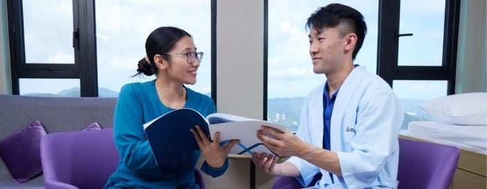 专业医护人员在明亮的病房中与微笑的病人讨论医疗报告 专业医护人员在明亮的病房中与微笑的病人讨论医疗报告