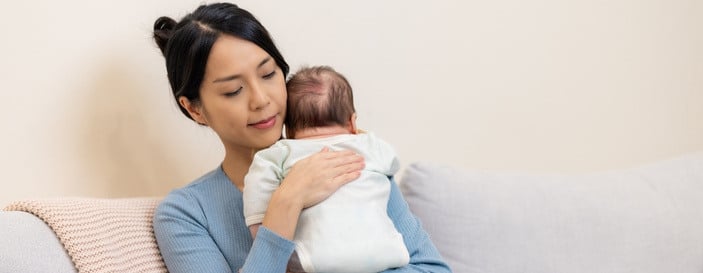 母親照顧她剛出生的嬰兒