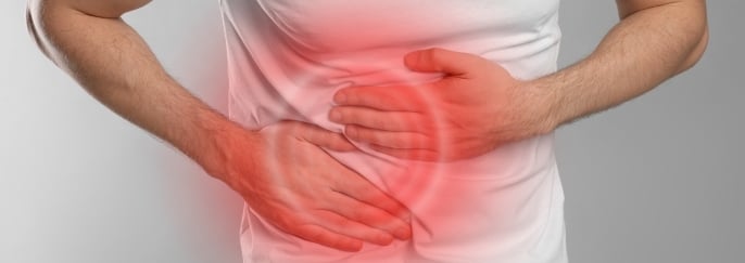 男士手按腹部，紅色標示小腸氣相關痛楚