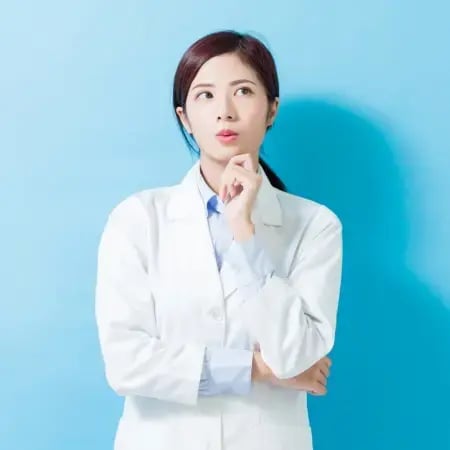 女性医护人员沉思，象征对女性健康问题的专业思考。