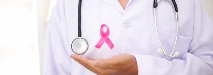 乳癌防治宣導。醫療專業人員手持粉紅絲帶，支持乳癌防治行動。