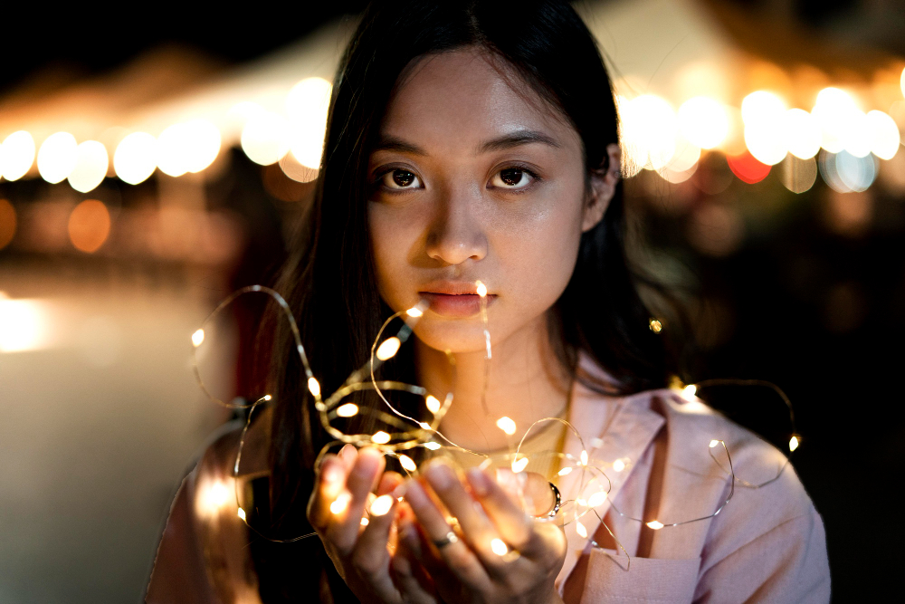 sad_girl_with_festive_lights