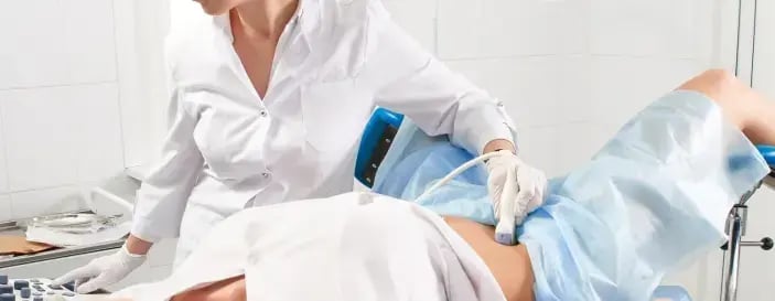 醫護人員進行盆腔超聲波檢查。