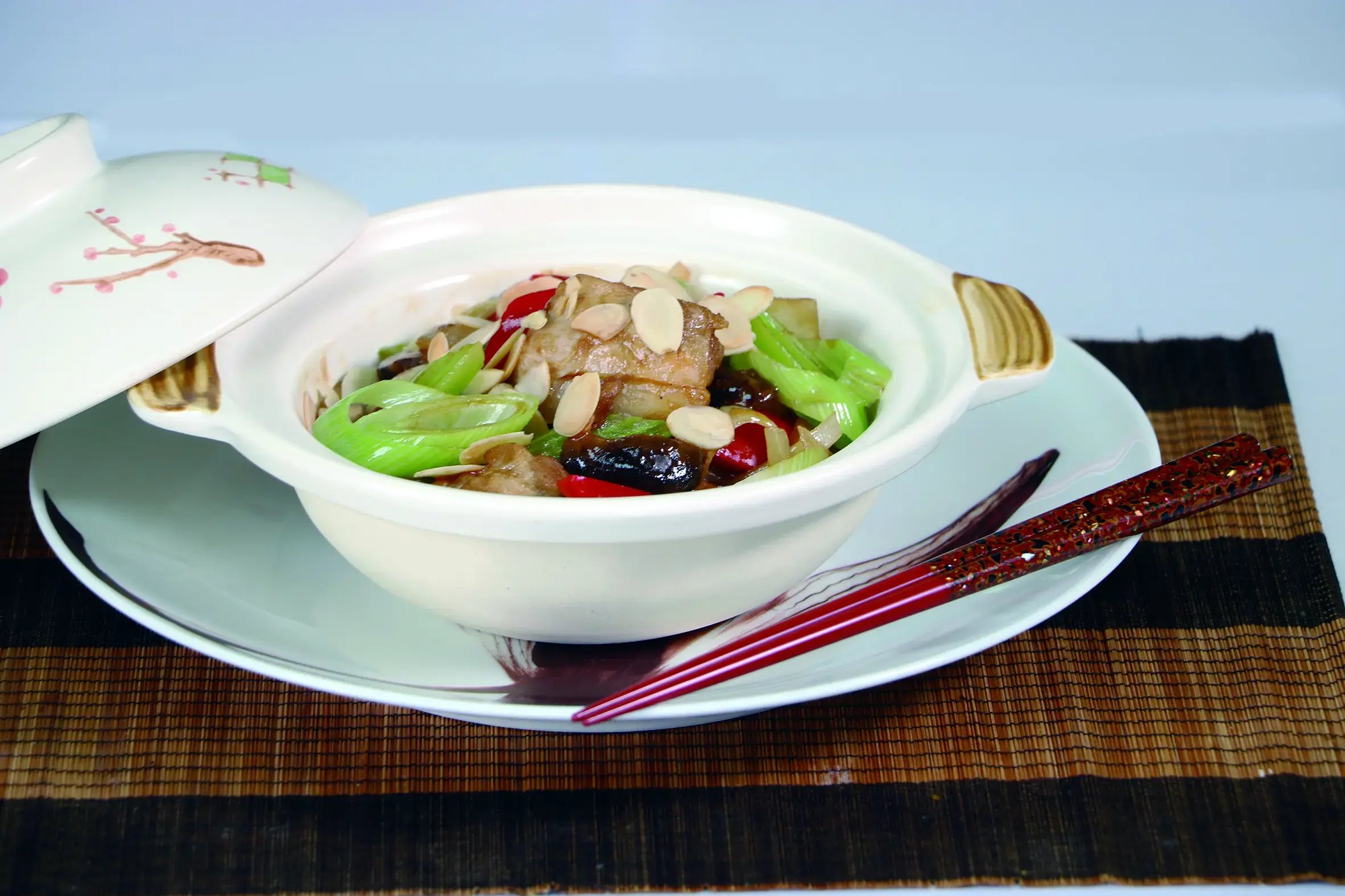 杏仁雞配蔬菜菜式，加入富含維他命E的杏仁作為健康食譜之一。Almond chicken with vegetables, featuring vitamin E-rich almonds as part of a healthy recipe.