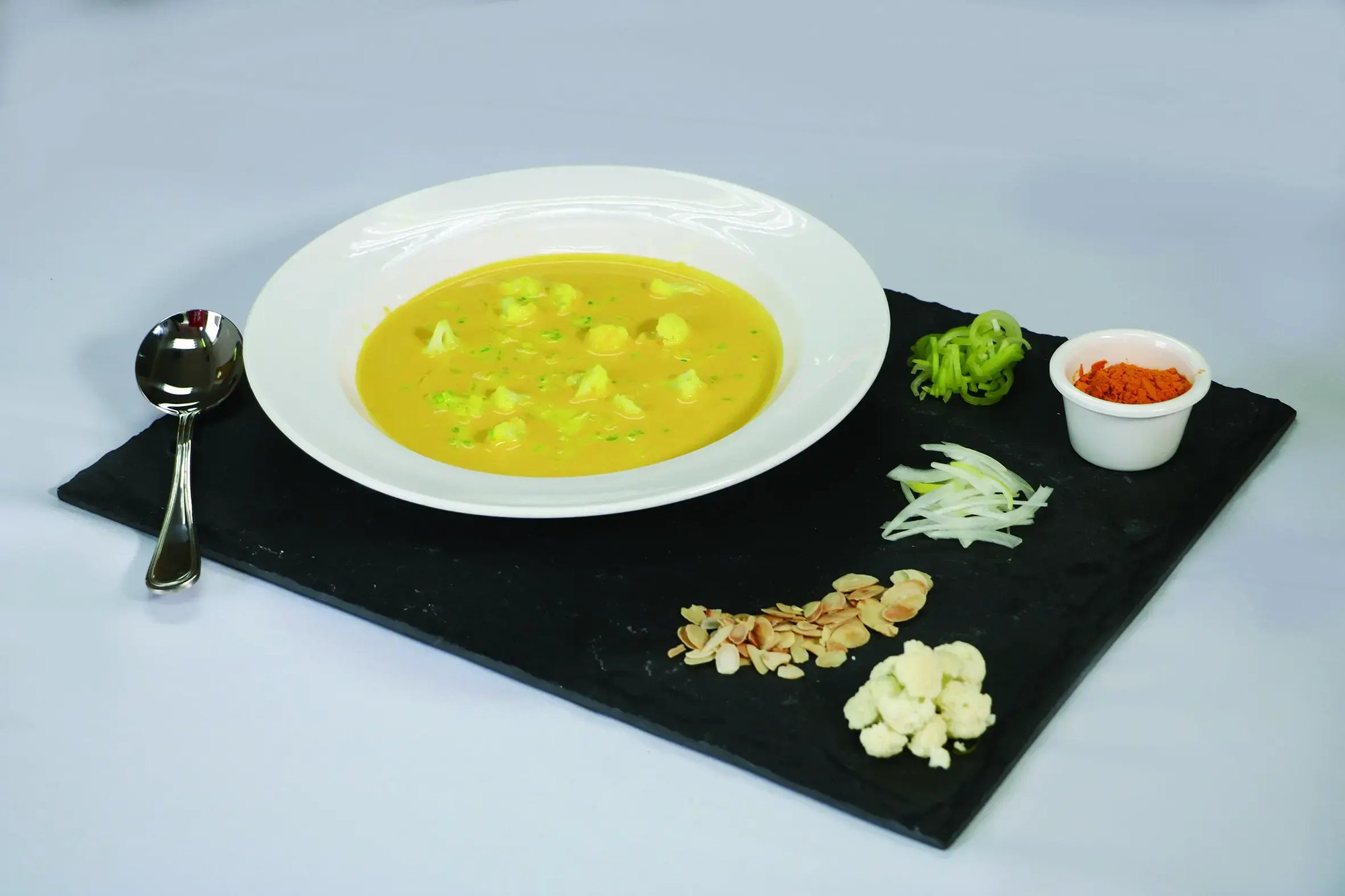 花椰菜杏仁薑黃湯，加入杏仁作為維他命E來源的健康食譜。Cauliflower almond turmeric soup, using almonds as a source of vitamin E in a healthy recipe.