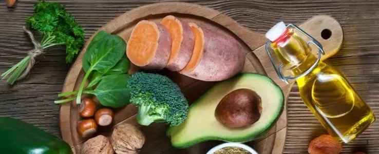 牛油果、番薯、西蘭花及橄欖油等富含維他命E的食物。Vitamin E-rich foods including avocado, sweet potato, broccoli and olive oil.