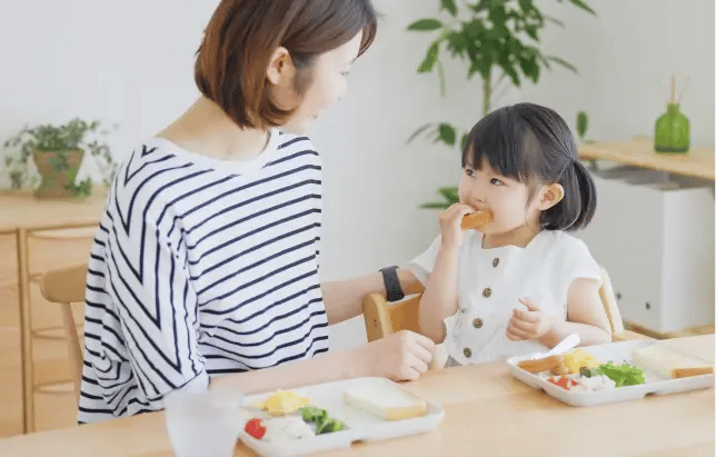 daughter_eating_with_mum