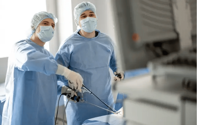 doctors_performing_surgery