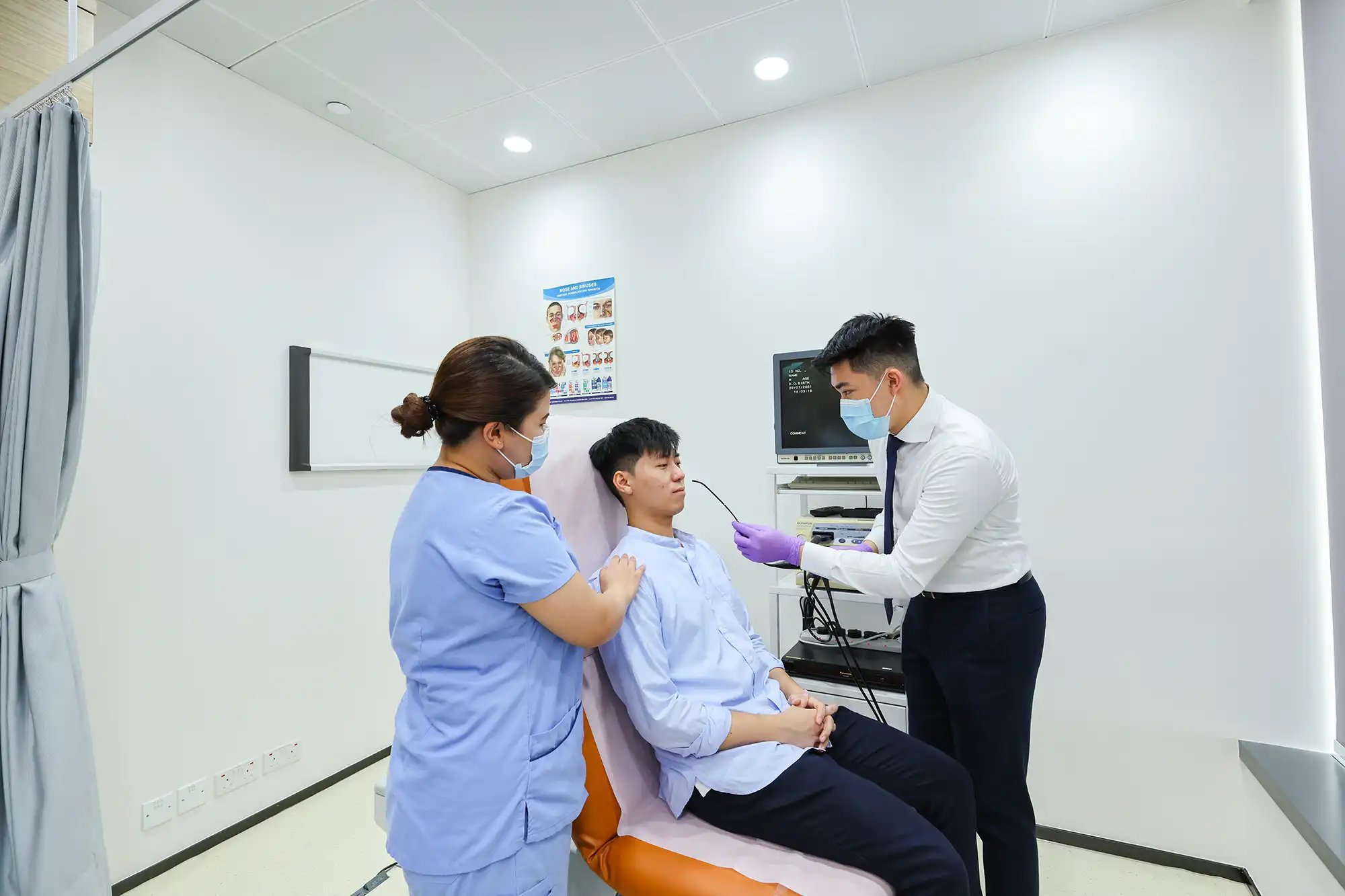 男医生为男病人进行鼻窥镜检查
