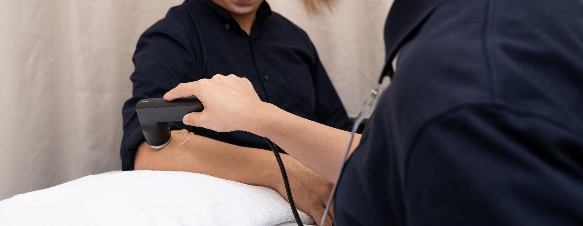 img-physiotherapist-using-tools