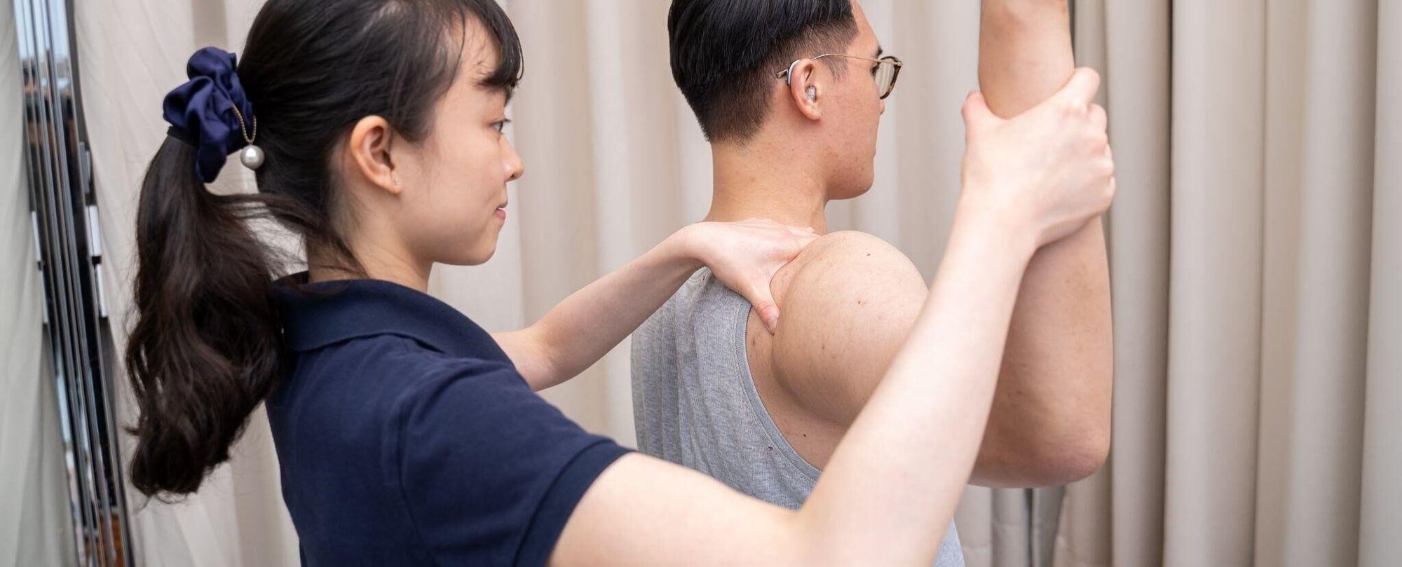 img-physiotherapist-with-client
